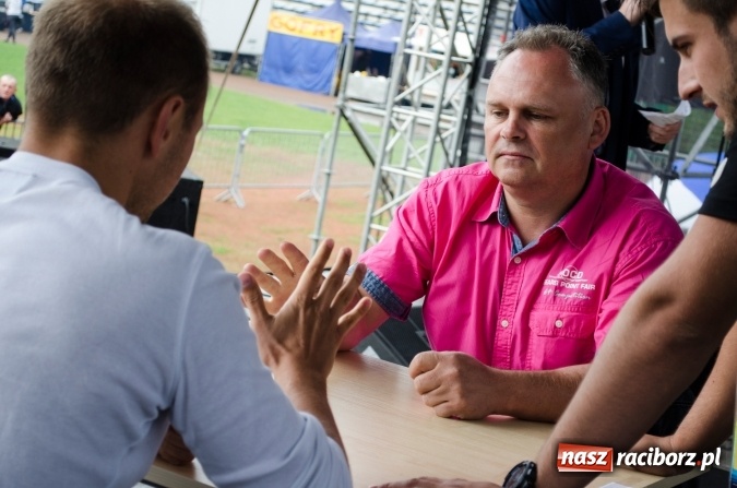 Zdjęcie w galerii na portalu naszraciborz.pl: Papier, kamień, nożyce - zmagania przy stoliku na scenie Memoriału oraz Baw się z nami strażakami i zakładem Ernestyn Janeta wiadomości z regionu