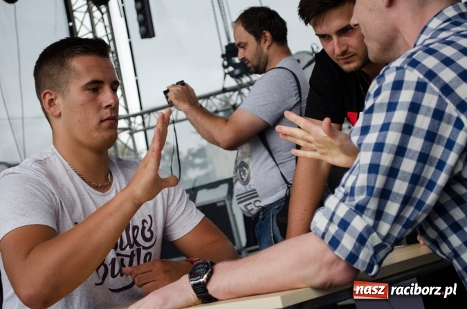 Zdjęcie w galerii na portalu naszraciborz.pl: Papier, kamień, nożyce - zmagania przy stoliku na scenie Memoriału oraz Baw się z nami strażakami i zakładem Ernestyn Janeta wiadomości z regionu