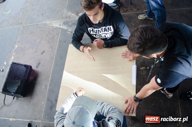 Zdjęcie w galerii na portalu naszraciborz.pl: Papier, kamień, nożyce - zmagania przy stoliku na scenie Memoriału oraz Baw się z nami strażakami i zakładem Ernestyn Janeta wiadomości z regionu