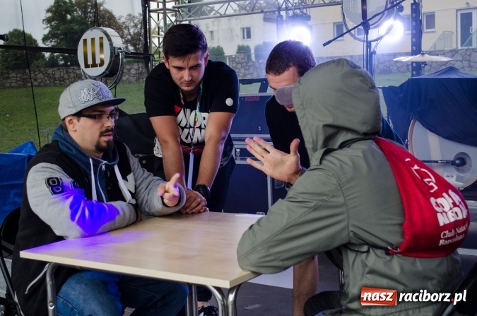 Zdjęcie w galerii na portalu naszraciborz.pl: Papier, kamień, nożyce - zmagania przy stoliku na scenie Memoriału oraz Baw się z nami strażakami i zakładem Ernestyn Janeta wiadomości z regionu