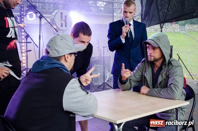 Zdjęcie w galerii na portalu naszraciborz.pl: Papier, kamień, nożyce - zmagania przy stoliku na scenie Memoriału oraz Baw się z nami strażakami i zakładem Ernestyn Janeta wiadomości z regionu