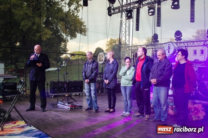 Zdjęcie w galerii na portalu naszraciborz.pl: Papier, kamień, nożyce - zmagania przy stoliku na scenie Memoriału oraz Baw się z nami strażakami i zakładem Ernestyn Janeta wiadomości z regionu