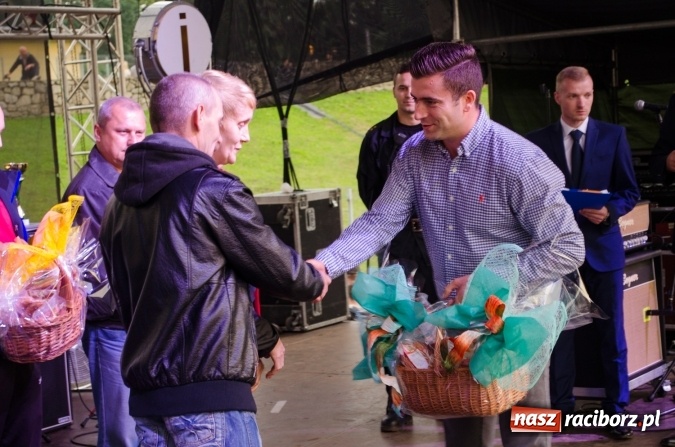 Zdjęcie w galerii na portalu naszraciborz.pl: Papier, kamień, nożyce - zmagania przy stoliku na scenie Memoriału oraz Baw się z nami strażakami i zakładem Ernestyn Janeta wiadomości z regionu