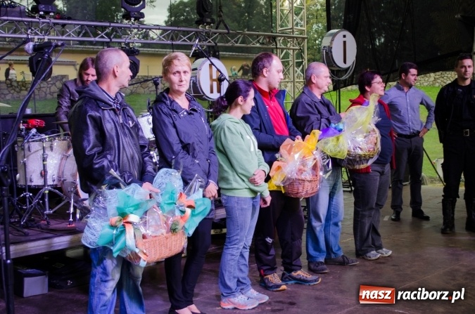 Zdjęcie w galerii na portalu naszraciborz.pl: Papier, kamień, nożyce - zmagania przy stoliku na scenie Memoriału oraz Baw się z nami strażakami i zakładem Ernestyn Janeta wiadomości z regionu
