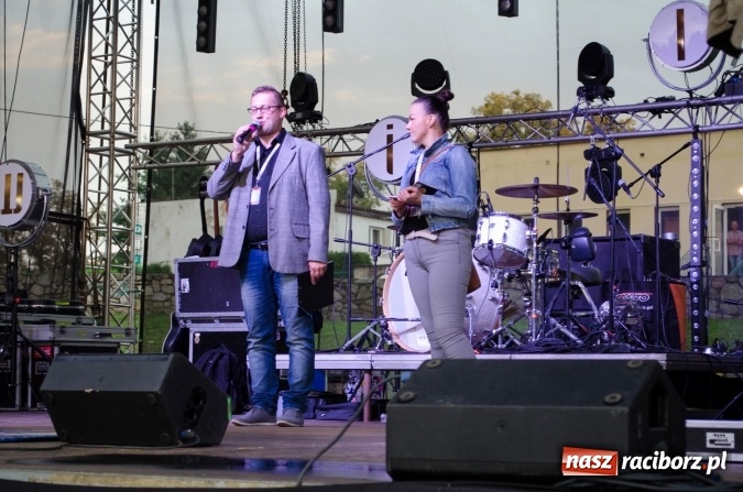 Zdjęcie w galerii na portalu naszraciborz.pl: Papier, kamień, nożyce - zmagania przy stoliku na scenie Memoriału oraz Baw się z nami strażakami i zakładem Ernestyn Janeta wiadomości z regionu