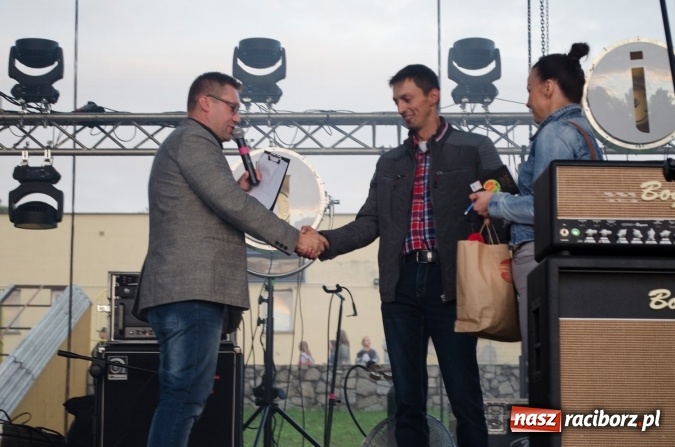 Zdjęcie w galerii na portalu naszraciborz.pl: Papier, kamień, nożyce - zmagania przy stoliku na scenie Memoriału oraz Baw się z nami strażakami i zakładem Ernestyn Janeta wiadomości z regionu