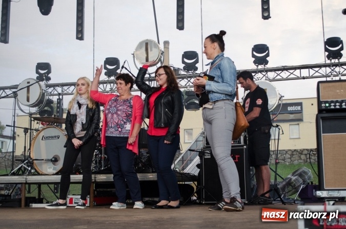 Zdjęcie w galerii na portalu naszraciborz.pl: Papier, kamień, nożyce - zmagania przy stoliku na scenie Memoriału oraz Baw się z nami strażakami i zakładem Ernestyn Janeta wiadomości z regionu