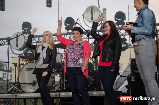 Zdjęcie w galerii na portalu naszraciborz.pl: Papier, kamień, nożyce - zmagania przy stoliku na scenie Memoriału oraz Baw się z nami strażakami i zakładem Ernestyn Janeta wiadomości z regionu