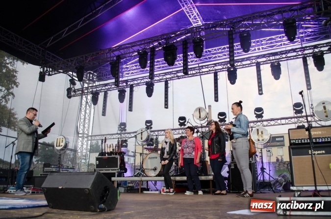 Zdjęcie w galerii na portalu naszraciborz.pl: Papier, kamień, nożyce - zmagania przy stoliku na scenie Memoriału oraz Baw się z nami strażakami i zakładem Ernestyn Janeta wiadomości z regionu