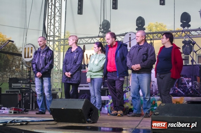 Zdjęcie w galerii na portalu naszraciborz.pl: Papier, kamień, nożyce - zmagania przy stoliku na scenie Memoriału oraz Baw się z nami strażakami i zakładem Ernestyn Janeta wiadomości z regionu