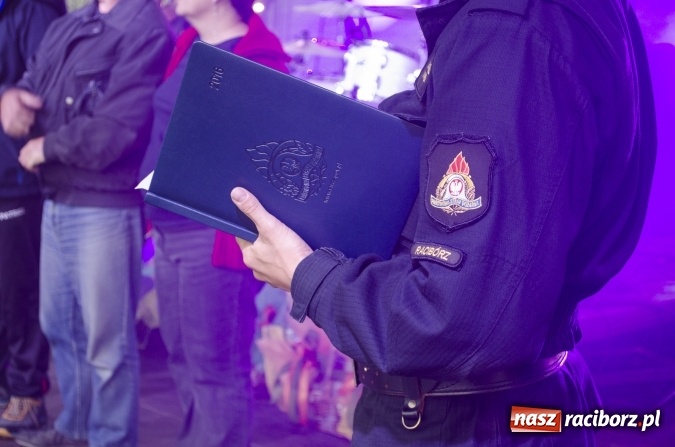 Zdjęcie w galerii na portalu naszraciborz.pl: Papier, kamień, nożyce - zmagania przy stoliku na scenie Memoriału oraz Baw się z nami strażakami i zakładem Ernestyn Janeta wiadomości z regionu