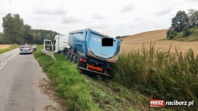 Zdjęcie w galerii na portalu naszraciborz.pl: Ciężarówka w rowie przy drodze do Krowiarek  wiadomości z regionu