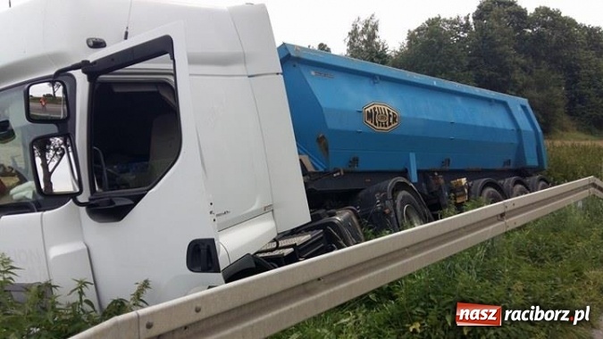 Zdjęcie w galerii na portalu naszraciborz.pl: Ciężarówka w rowie przy drodze do Krowiarek  wiadomości z regionu