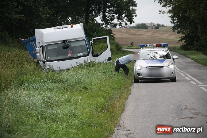 Zdjęcie w galerii na portalu naszraciborz.pl: Ciężarówka w rowie przy drodze do Krowiarek  wiadomości z regionu