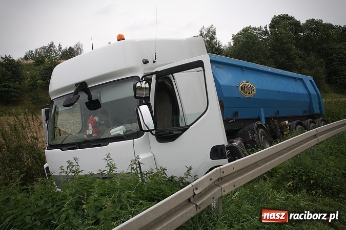 Zdjęcie w galerii na portalu naszraciborz.pl: Ciężarówka w rowie przy drodze do Krowiarek  wiadomości z regionu