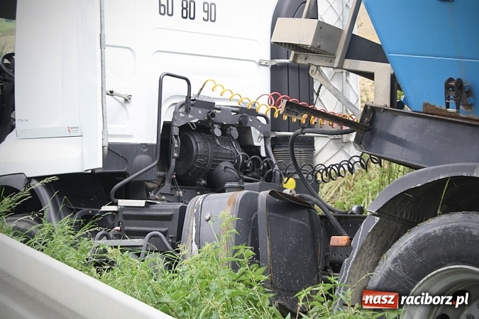 Zdjęcie w galerii na portalu naszraciborz.pl: Ciężarówka w rowie przy drodze do Krowiarek  wiadomości z regionu