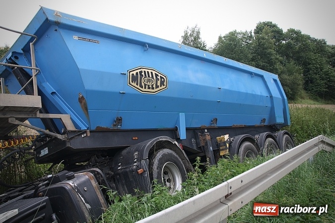 Zdjęcie w galerii na portalu naszraciborz.pl: Ciężarówka w rowie przy drodze do Krowiarek  wiadomości z regionu