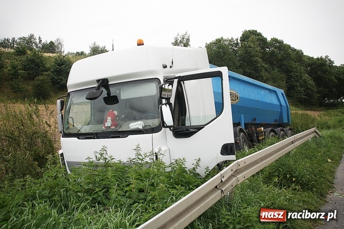 Zdjęcie w galerii na portalu naszraciborz.pl: Ciężarówka w rowie przy drodze do Krowiarek  wiadomości z regionu