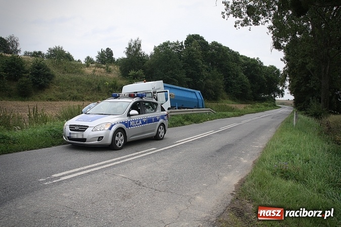 Zdjęcie w galerii na portalu naszraciborz.pl: Ciężarówka w rowie przy drodze do Krowiarek  wiadomości z regionu