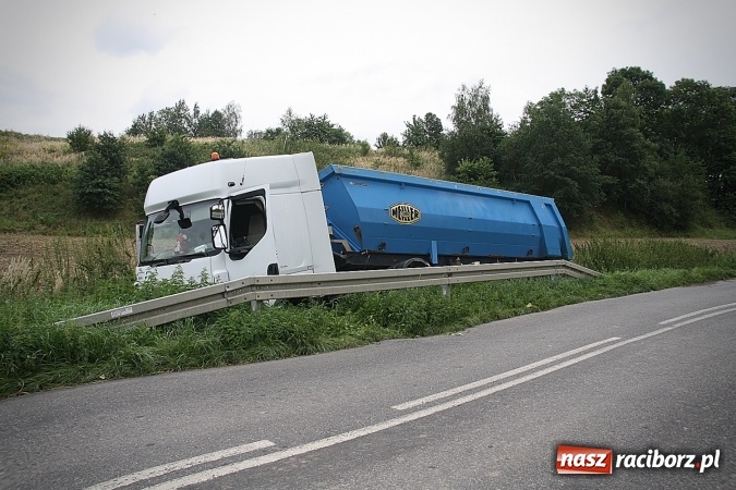 Zdjęcie w galerii na portalu naszraciborz.pl: Ciężarówka w rowie przy drodze do Krowiarek  wiadomości z regionu