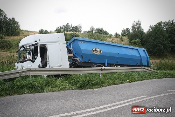 Zdjęcie w galerii na portalu naszraciborz.pl: Ciężarówka w rowie przy drodze do Krowiarek  wiadomości z regionu