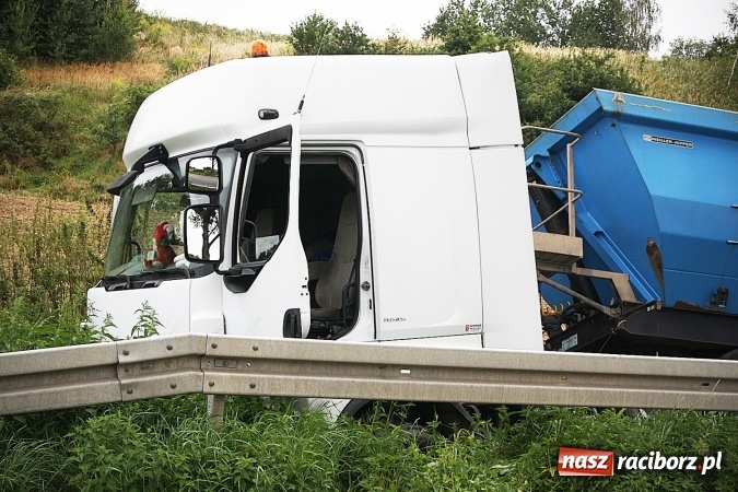 Zdjęcie w galerii na portalu naszraciborz.pl: Ciężarówka w rowie przy drodze do Krowiarek  wiadomości z regionu