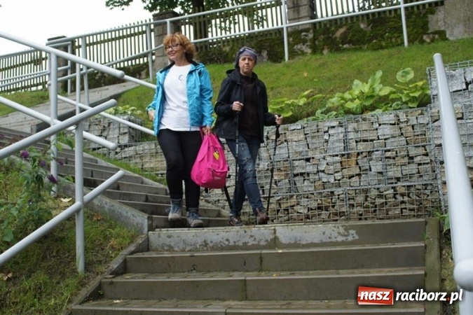 Zdjęcie w galerii na portalu naszraciborz.pl: Uczestniczki OnkoRejsu odwiedzają nasz region. Dotarły r&oacute;wnież do Chałupek wiadomości z regionu