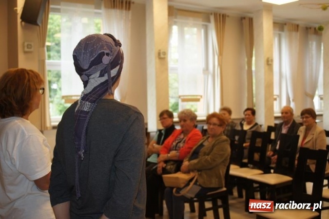 Zdjęcie w galerii na portalu naszraciborz.pl: Uczestniczki OnkoRejsu odwiedzają nasz region. Dotarły r&oacute;wnież do Chałupek wiadomości z regionu