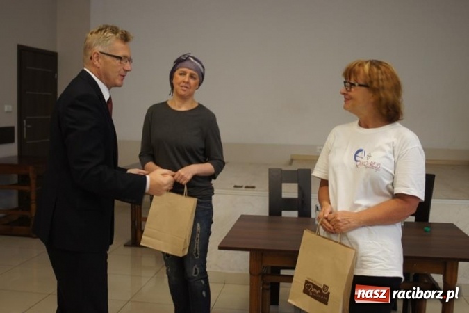 Zdjęcie w galerii na portalu naszraciborz.pl: Uczestniczki OnkoRejsu odwiedzają nasz region. Dotarły r&oacute;wnież do Chałupek wiadomości z regionu
