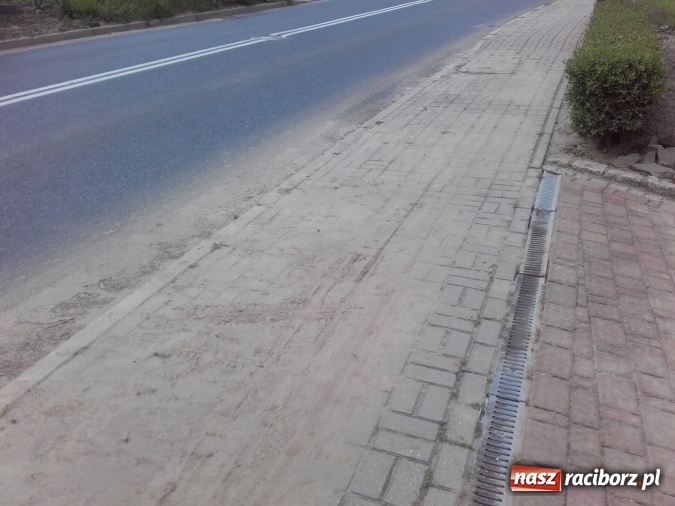 Zdjęcie w galerii na portalu naszraciborz.pl: Na Kozielskiej do dziś nie posprzątano po ostatnich ulewach  wiadomości z regionu