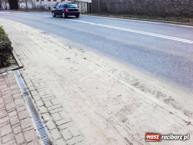 Zdjęcie w galerii na portalu naszraciborz.pl: Na Kozielskiej do dziś nie posprzątano po ostatnich ulewach  wiadomości z regionu