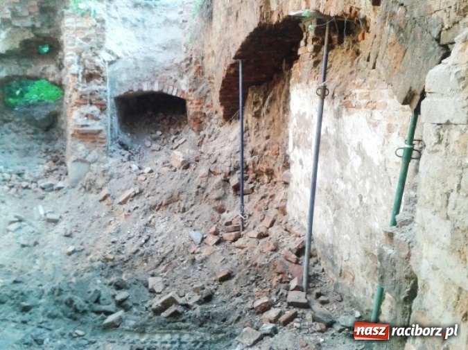 Zdjęcie w galerii na portalu naszraciborz.pl: Na ruinach zamku w Tworkowie prowadzone są prace zabezpieczające i konserwatorskie  wiadomości z regionu