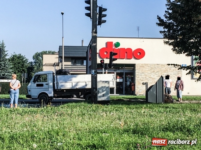 Zdjęcie w galerii na portalu naszraciborz.pl: Na skrzyżowaniu Rudzkiej i Armii Krajowej samoch&oacute;d dostawczy zgubił podczas jazdy kontener ze złomem wiadomości z regionu