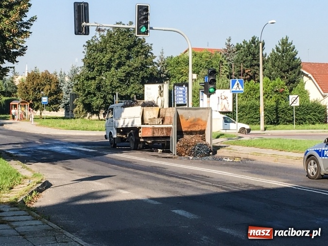 Zdjęcie w galerii na portalu naszraciborz.pl: Na skrzyżowaniu Rudzkiej i Armii Krajowej samoch&oacute;d dostawczy zgubił podczas jazdy kontener ze złomem wiadomości z regionu