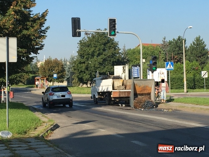 Zdjęcie w galerii na portalu naszraciborz.pl: Na skrzyżowaniu Rudzkiej i Armii Krajowej samoch&oacute;d dostawczy zgubił podczas jazdy kontener ze złomem wiadomości z regionu