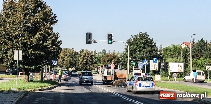 Zdjęcie w galerii na portalu naszraciborz.pl: Na skrzyżowaniu Rudzkiej i Armii Krajowej samoch&oacute;d dostawczy zgubił podczas jazdy kontener ze złomem wiadomości z regionu
