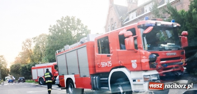 Zdjęcie w galerii na portalu naszraciborz.pl: Wczoraj strażacy znów gasili pożar w budynku starego szpitala. Jedna osoba w szpitalu! wiadomości z regionu