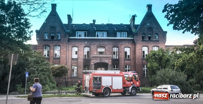 Zdjęcie w galerii na portalu naszraciborz.pl: Wczoraj strażacy znów gasili pożar w budynku starego szpitala. Jedna osoba w szpitalu! wiadomości z regionu