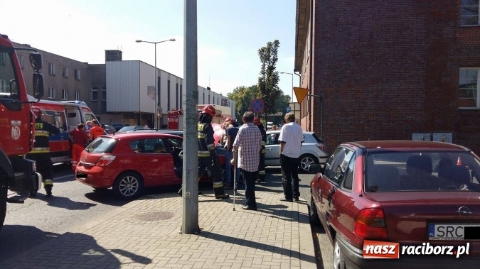 Zdjęcie w galerii na portalu naszraciborz.pl: Zderzenie dwóch opli i peugeota na Pocztowej  wiadomości z regionu