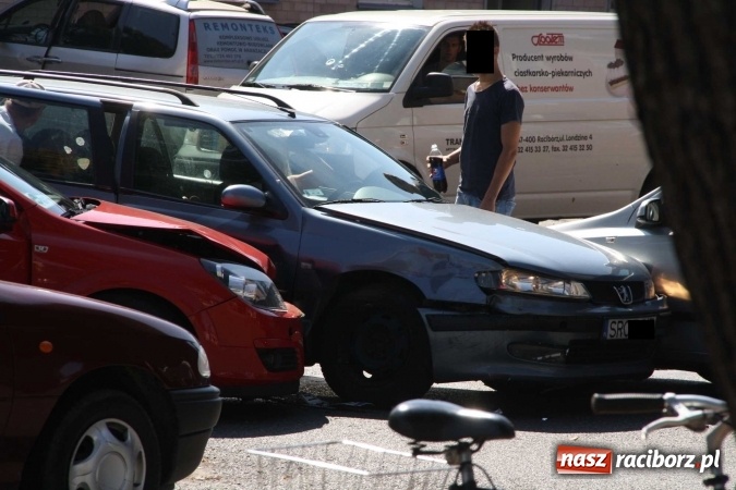 Zdjęcie w galerii na portalu naszraciborz.pl: Zderzenie dwóch opli i peugeota na Pocztowej  wiadomości z regionu