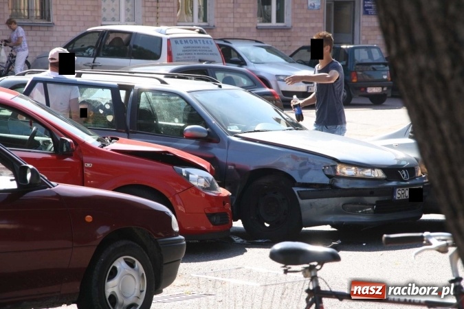Zdjęcie w galerii na portalu naszraciborz.pl: Zderzenie dwóch opli i peugeota na Pocztowej  wiadomości z regionu