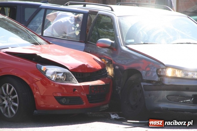Zdjęcie w galerii na portalu naszraciborz.pl: Zderzenie dwóch opli i peugeota na Pocztowej  wiadomości z regionu