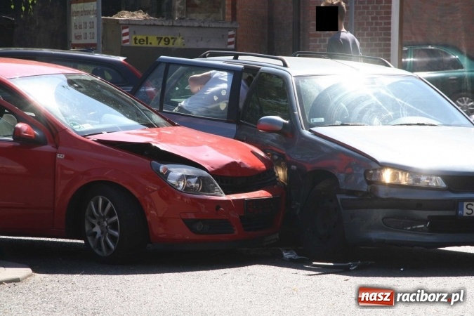 Zdjęcie w galerii na portalu naszraciborz.pl: Zderzenie dwóch opli i peugeota na Pocztowej  wiadomości z regionu
