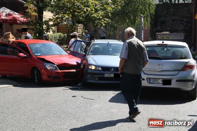 Zdjęcie w galerii na portalu naszraciborz.pl: Zderzenie dwóch opli i peugeota na Pocztowej  wiadomości z regionu