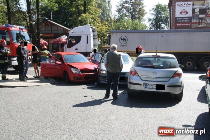 Zdjęcie w galerii na portalu naszraciborz.pl: Zderzenie dwóch opli i peugeota na Pocztowej  wiadomości z regionu