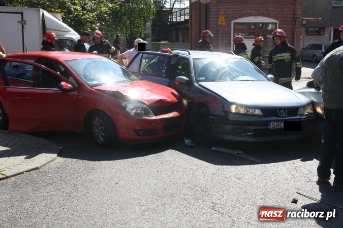 Zdjęcie w galerii na portalu naszraciborz.pl: Zderzenie dwóch opli i peugeota na Pocztowej  wiadomości z regionu