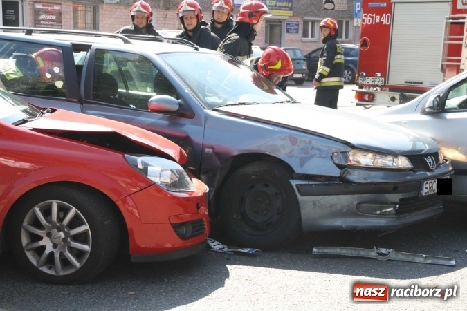 Zdjęcie w galerii na portalu naszraciborz.pl: Zderzenie dwóch opli i peugeota na Pocztowej  wiadomości z regionu