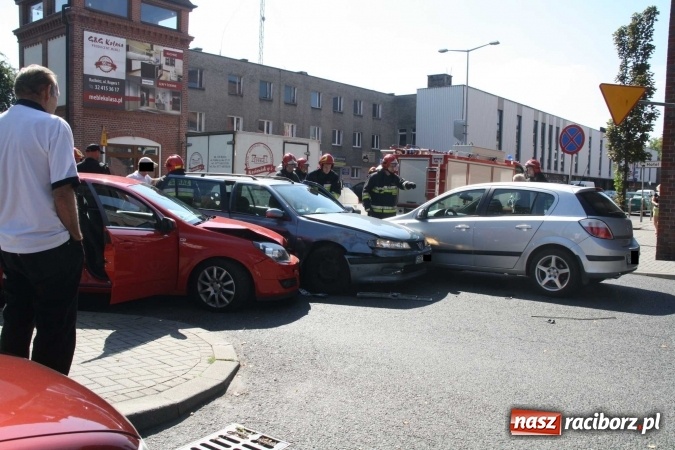 Zdjęcie w galerii na portalu naszraciborz.pl: Zderzenie dwóch opli i peugeota na Pocztowej  wiadomości z regionu