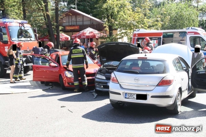 Zdjęcie w galerii na portalu naszraciborz.pl: Zderzenie dwóch opli i peugeota na Pocztowej  wiadomości z regionu