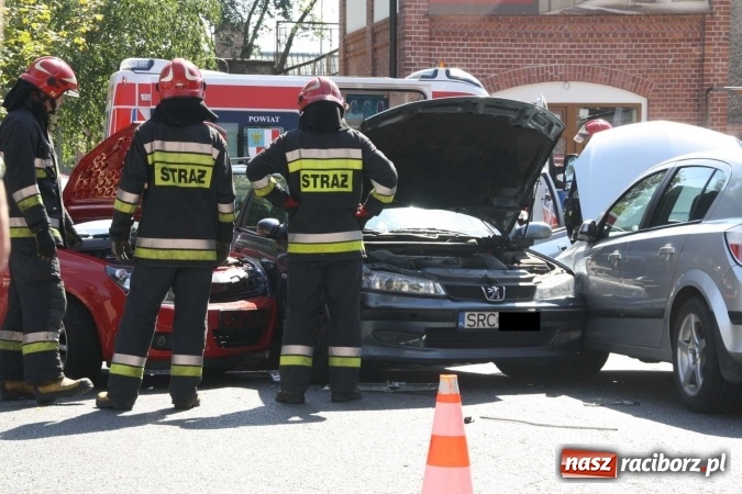 Zdjęcie w galerii na portalu naszraciborz.pl: Zderzenie dwóch opli i peugeota na Pocztowej  wiadomości z regionu